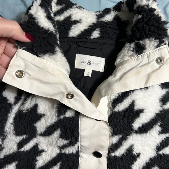 ‼️SOLD‼️🖤🤍Lou & Grey Houndstooth Fleece Pullover🤍🖤 - Picture 3 of 3
